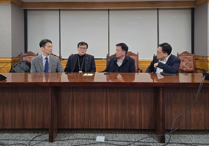 비상계엄 당시였던 지난해 12월 3일 오후 11시40분 F4 회의가 긴급 개최됐다. 왼쪽부터 이복현 금융감독원장, 이창용 한국은행 총재, 최상목 경제부총리 겸 기재부 장관, 김병환 금융위원장. ⓒ 한국은행