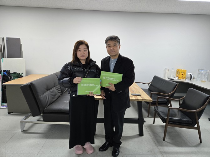 김천 SRF 소각시설반대 범시민연대 최현정 집행위원장과 김천시장 재선거 배태호 예비후보. = 나영혜 기자