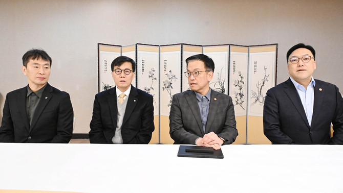 최상목 대통령 권한대행 부총리 겸 기획재정부 장관이 지난 3일 오전 정부서울청사에서 거시경제·금융현안간담회를 하고 있다. (왼쪽부터) 이복현 금감원장, 이창용 한국은행 총재, 최 권한대행, 김병환 금융위원장. ⓒ 기획재정부
