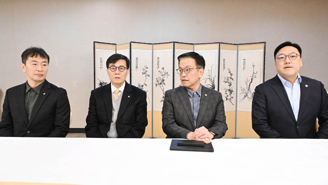 최 권한대행은 10일 정부서울청사에서 한극은행 총재, 금융위원장, 금융감독원장과 함께 거시경제·금융현안간담회를 열었다. ⓒ 연합뉴스