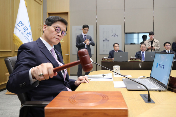 이창용 한국은행 총재가 지난해 10월11일 열린 금융통화위원회에서 의사봉을 두드리고 있다. ⓒ 연합뉴스