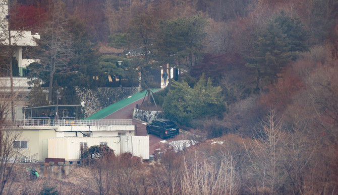 한남동 대통령 관저에서 경호처 소속으로 보이는 직원이 순찰하고 있다. ⓒ 연합뉴스