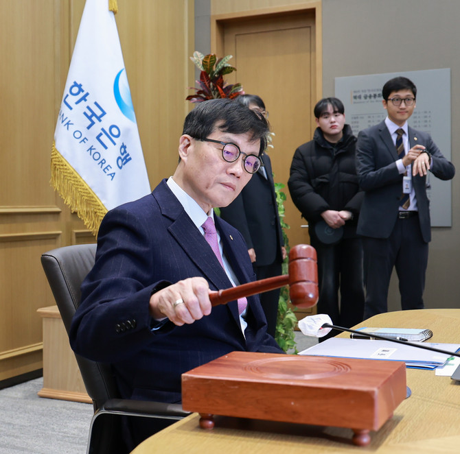 이창용 한국은행 총재가 16일 금융통화위원회에서 의사봉을 두드리고 있다. ⓒ 한국은행