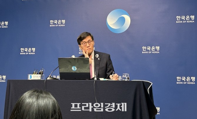 이창용 한국은행 총재가 16일 기자간담회에서 기준금리 동결 배경을 설명하고 있다. = 박대연 기자