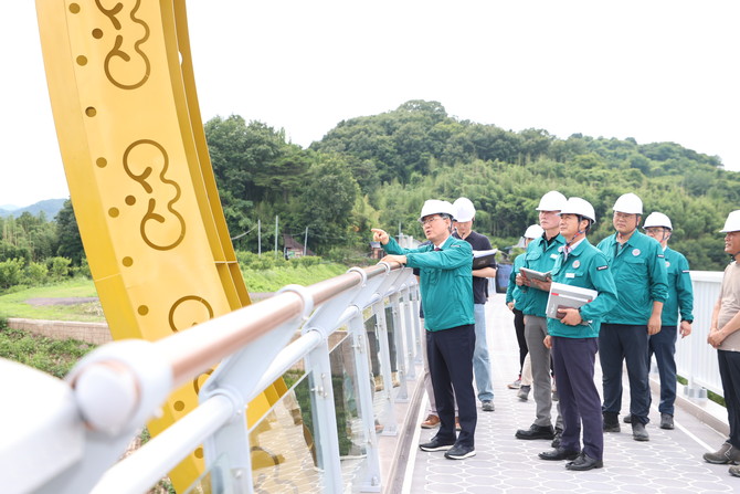 오태완 군수가 정곡면 부자교 건설 현장 주변 자연재해 점검에 나서고 있다. ⓒ 의령군