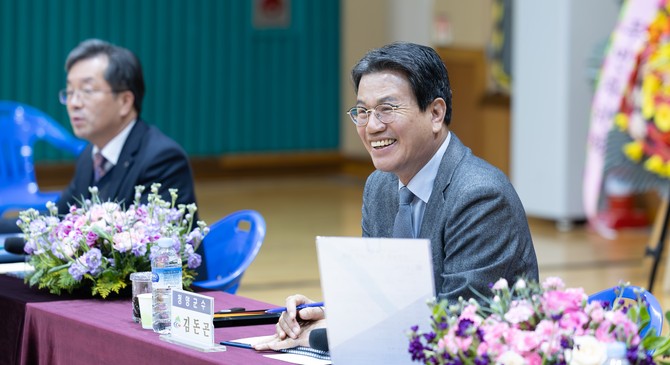 지난 15일 2025년 연두 순방 현장(목면)에서 김돈곤 군수가 군정 설명을 하고 있다. ⓒ 청양군