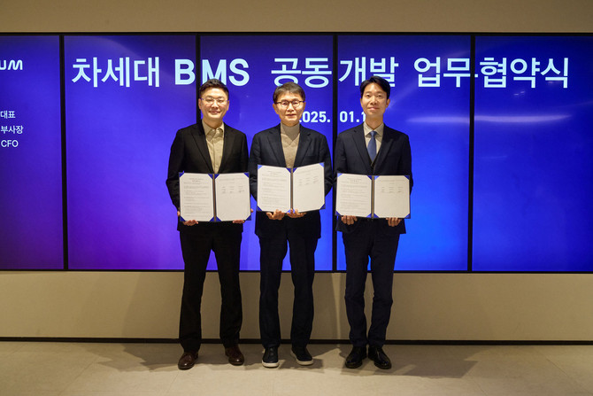 전성호 솔루엠 대표(가운데)와 김부기 스탠다드에너지 대표(왼쪽), 조준휘 머카바파트너스 대표가 업무 협약을 하는 모습. ⓒ 솔루엠