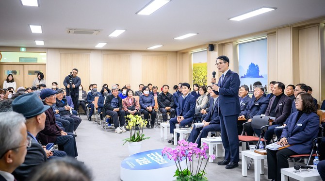 장충남 남해군수가 군민과의 대화를 이어가고 있다. ⓒ 남해군