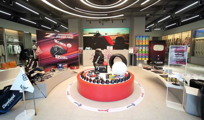 레이싱 테마로 새롭게 선보인 던롭의 팝업스토어는 골퍼들을 위한 혁신적인 신제품 체험과 특별 이벤트를 즐길 수 있다. ⓒ 던롭