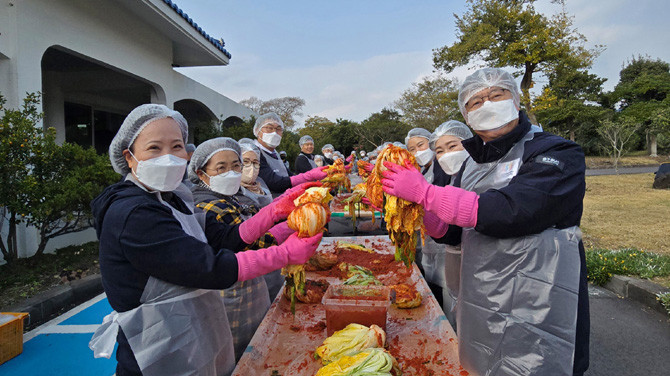 행복공작소 장애인 직원들은 매년 김장 생사 및 농산물 기부 행사를 꾸준히 이어오고 있다. ⓒ 제주신화월드