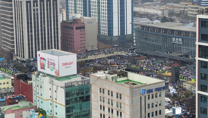 윤 대통령 기소 후 첫 주말 보수의 중심인 부산역에 대규모 탄핵 반대 집회가 열렸다. ⓒ 프라임경제