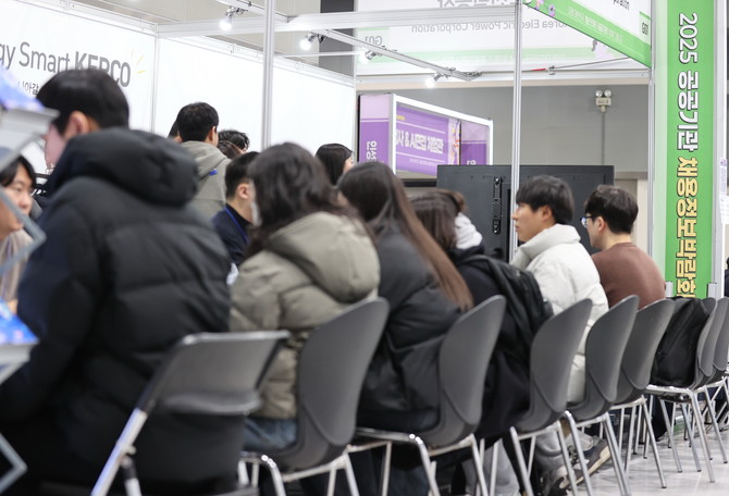 지난달 16일 서울 서초구 aT센터에서 열린 '2025 공공기관 채용정보박람회'를 찾은 취업 준비생들이 설명을 듣고 있다. ⓒ 연합뉴스