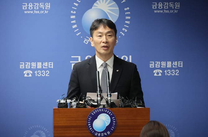 이복현 금감원장이 4일 오전 서울 여의도 금융감독원에서 '2024년 금융지주·은행 등 주요 검사결과'를 브리핑하고 있다. ⓒ 연합뉴스