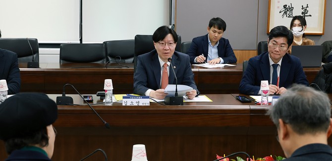 김소영 금융위원회 부위원장(가운데)이 13일 오전 제3차 가상자산위원회를 열고 발언하고 있다. ⓒ 금융위원회