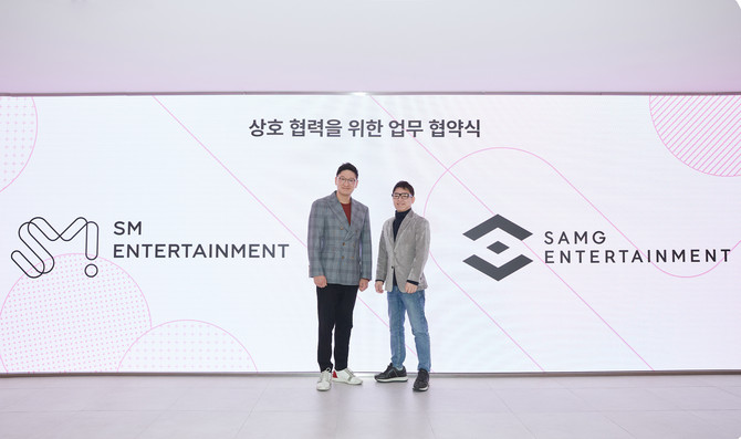 (왼쪽부터) 탁영준 SM엔터 공동대표, 김수훈 SAMG엔터 대표. ⓒ SM엔터.