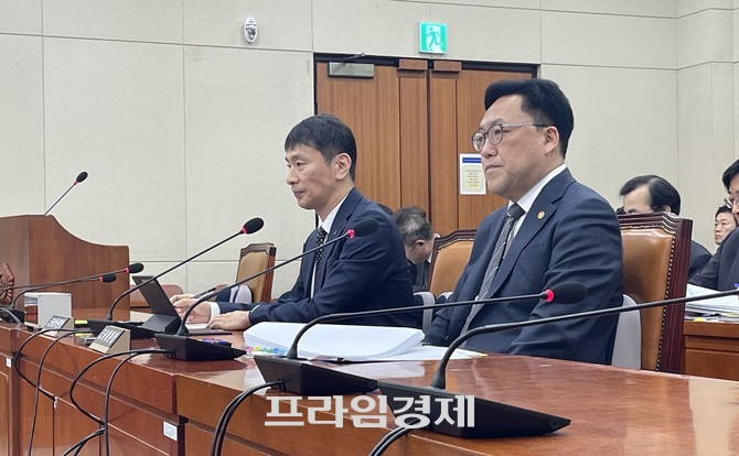 김병환 금융위원장(오른쪽)과 이복현 금융위원장이 18일 국회 정무위원회 전체회의에 참석했다. =김정후 기자