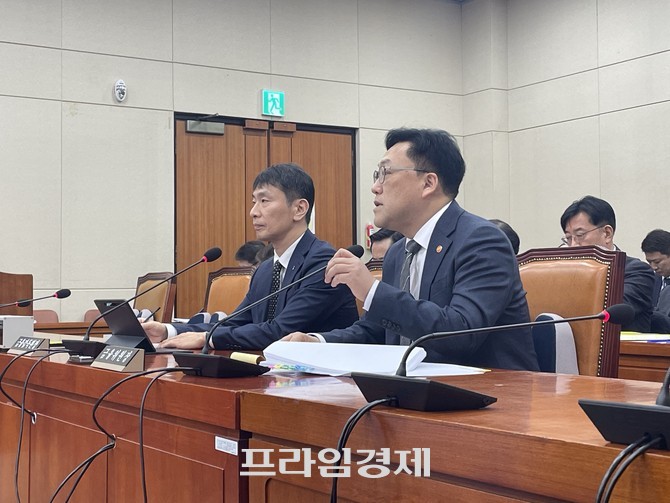 이복현 금융감독원장(왼쪽)과 김병환 금융위원장이 18일 국회 정무위원회 전체회의에 참석해 의원들 질의를 듣고 있다. = 김정후 기자