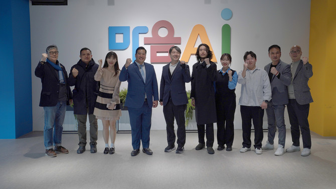 (왼쪽에서 4번째부터) 와차레손 태국 왕자와 최홍섭 마음AI 기술 총괄 대표. ⓒ 마음AI
