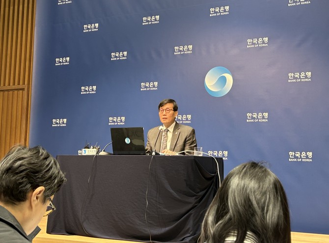 이창용 한국은행 총재가 25일 서울 중구 한국은행에서 열린 금융통화위원회 이후 진행한 기자간담회에서 취재진 질문에 답변하고 있다. = 박대연 기자