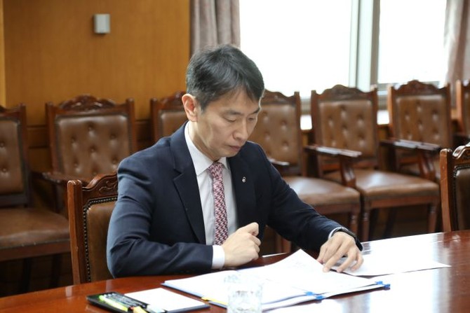 이복현 금융감독원장이 25일 오전 기준금리 인하 직후 열린 금융상황 점검회의를 주재하고 있다. ⓒ 금융감독원