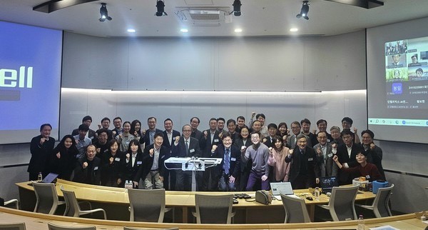 '2025 AI경영학회 동계통합학술대회 참가자들이 기념 촬영을 하고 있다. ⓒ 서울과학종합대학원대학교