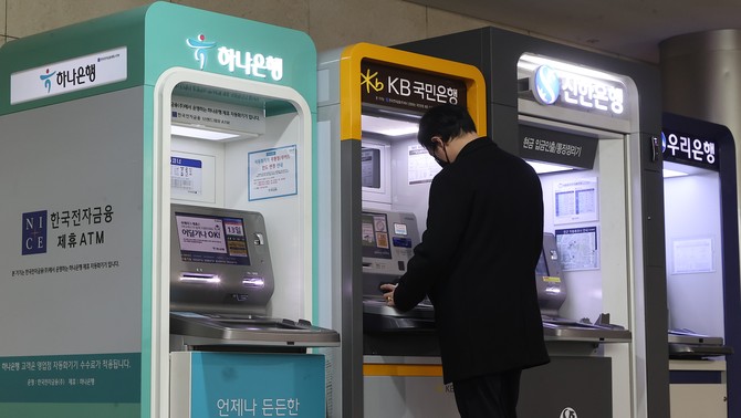 서울 시내 설치된 ATM기기에서 한 시민이 은행 업무를 보고 있다. ⓒ 연합뉴스