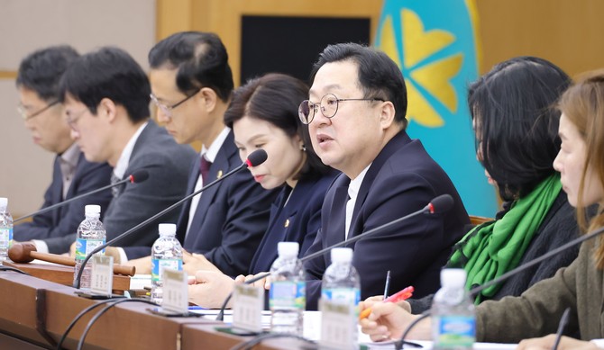 지난 28일 시청 대회의실에서 이장우 시장(위원장)과 각계 전문가들이 참석한 가운데 2025년 제1회 양성평등위원회 회의를 개최하고 있다. ⓒ 대전시