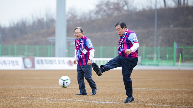 2024년 대한축구협회(KFA) K4-리그 홈 개막전에서 최민호 시장이 시축을 하고 있다. ⓒ 세종시