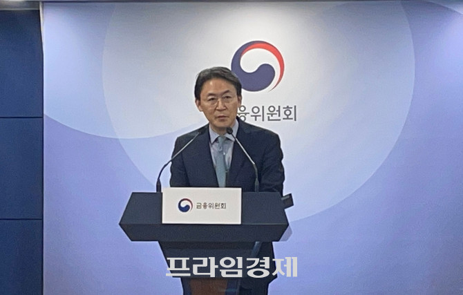 권대영 금융위원회 사무처장이 지난 26일 서울 종로구 정부서울청사에서 가계부채 관리방안 관련 브리핑을 하고 있다. = 김정후 기자