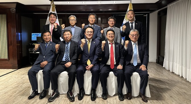 강도형 장관이 우루과이 교민 및 기업인들과의 간담회를 개최 후 기념촬영을 하고 있다. ⓒ 해양수산부
