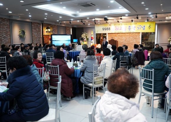 지난 28일 대한노인회 영천시지회 부설 9988 노래교실 종강식이 SD빌딩 지하 연회장에서 열렸다. ⓒ 영천시