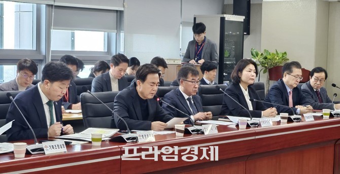 4일 도청 대회의실에서 '2025년 직무성과 계약'을 4급 이상 간부를 대상으로 체결 후 김태흠 지사가 실국원장 회의를 주재하고 있다. ⓒ 프라임경제