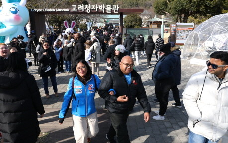 강진청자축제장을 찾은 외국인 관광객. ⓒ 강진군