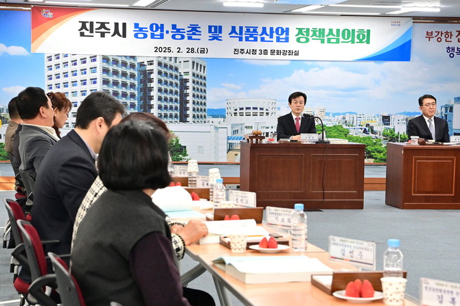 진주시가 농업·농촌, 식품산업 정책을 심의하고 있다. ⓒ 진주시