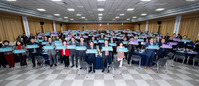 김영환 충북지사는 지난 4일 제천시를 방문해 도정 방향과 비전을 설명하고 시민들의 의견을 청취 후 포퍼먼스을 하고 있다. ⓒ 제천시