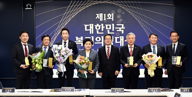 임채성 세종시의회 의장(왼쪽 세번째)이 지난달 28일 제1회 대한민국 복지의정대상을 수상 후 기념촬영을 하고 있다. ⓒ 의회사무국