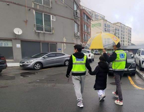 청도군은 지역 내 돌봄시설을 이용하는 아동들의 안전한 귀가를 위한 '우리동네 돌봄마을 이동안전 지원사업'을 시행한다. ⓒ 청도군