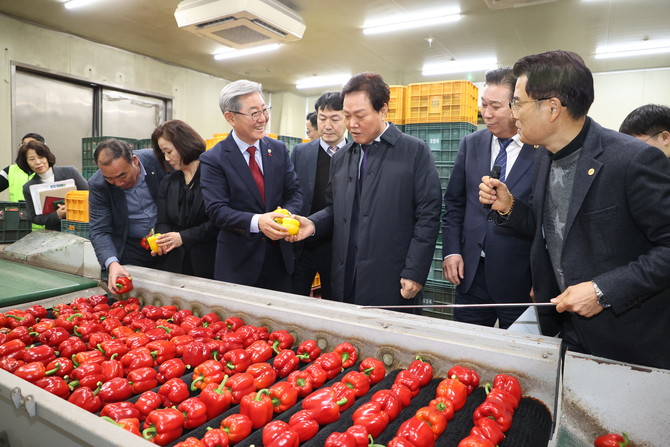 오태완 의령군수가 박완수 경남도지사에게 토요애 유통 구조를 설명하고 있다. ⓒ 프라임경제