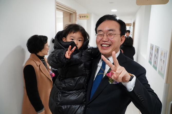 윤병태 나주시장이 공립 나주자이어린이집 개원식에 참석해 아이들과 기념 촬영을 하고 있다. ⓒ나주시