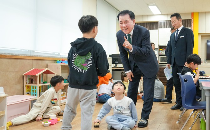 김지철 교육감이 5일 2025학년도 신학기를 맞아 천안불무초등학교를 방문해 '늘봄학교' 운영 현황을 점검하고 있다. ⓒ 충남교육청