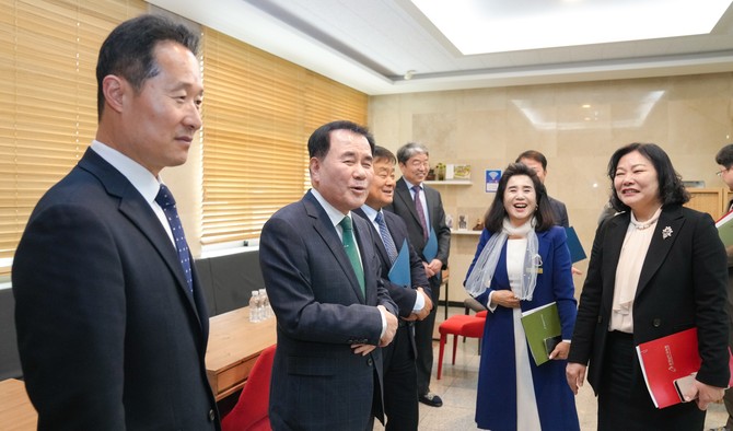 김지철 교육감이 5일 2025학년도 신학기를 맞아 천안불무초등학교를 방문해 '늘봄학교' 운영 현황을 점검하고 있다. ⓒ 충남교육청