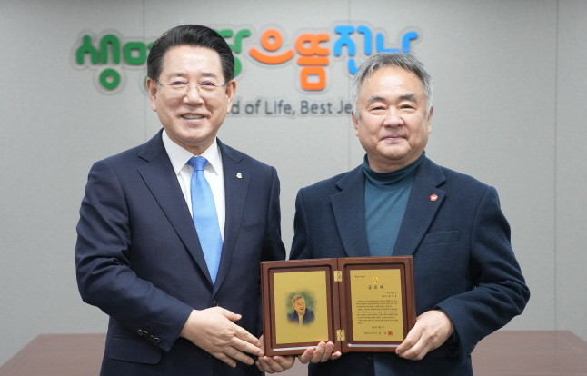 김영록 전라남도지사(왼쪽)가 5일 전라남도 서울 중앙협력본부에서 한국에너지공대 설립 지원 유공자인 송재호 제주대학교 명예교수(오른쪽)에게 공로패를 수여한 후 기념촬영을 하고 있다. ⓒ 전남도