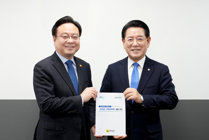 김영록 전라남도지사가 5일 정부서울청사에서 조규홍 보건복지부 장관을 만나 전라남도 국립의과대학 설립 등 도 현안 해결을 위한 건의를 하고 있다. ⓒ전남도