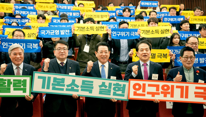 김영록 전라남도지사가 5일 오후 국회도서관에서 열린 ‘에너지 기본소득, 국회포럼’에서 주요 내·외빈 및 참석자들과 재생에너지 전환과 에너지 기본소득 도입 활성화를 위한 퍼포먼스를 하고 있다. ⓒ전남도