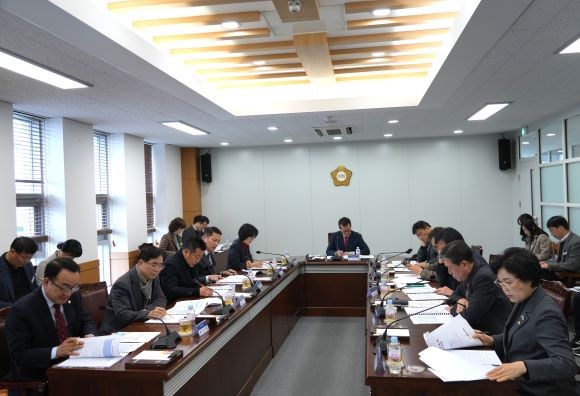 영천시의회는 지난 5일 의원 및 집행부 관계 부서장이 참석한 가운데 전체 의원 정례간담회를 개최했다. ⓒ 영천시의회