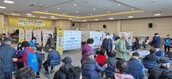 영천시는 6일 금호농협 강남지점에서 농업인 300여 명이 참석한 가운데 '농촌왕진버스' 행사를 성황리에 개최했다. ⓒ 영천시