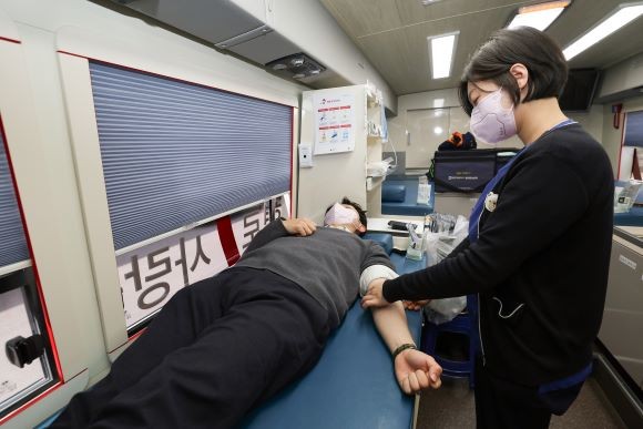 6일 포항제철소 한 직원이 포스코 본사 앞 헌혈 버스에서 사랑의 헌혈 캠페인에 참여하고 있다. ⓒ 포스코