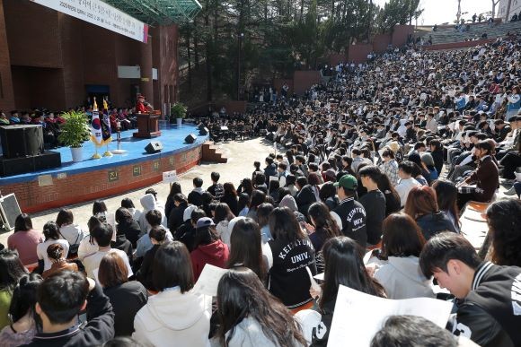 계명대는 2025학년도 신입생 등록률 100%를 달성하며 지난 2월28일 계명대 성서캠퍼스 노천강당에서 입학식을 가졌다. ⓒ 계명대학교