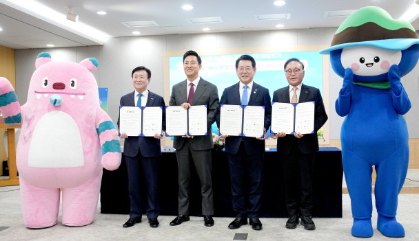 김영록 전라남도지사가 7일 서울시청 브리핑룸에서 오세훈 서울시장, 정기명 여수시장, 박수관 조직위원장과 '2026 여수세계섬박람회조직위-서울시 업무협약'을 하고 있다. ⓒ전남도