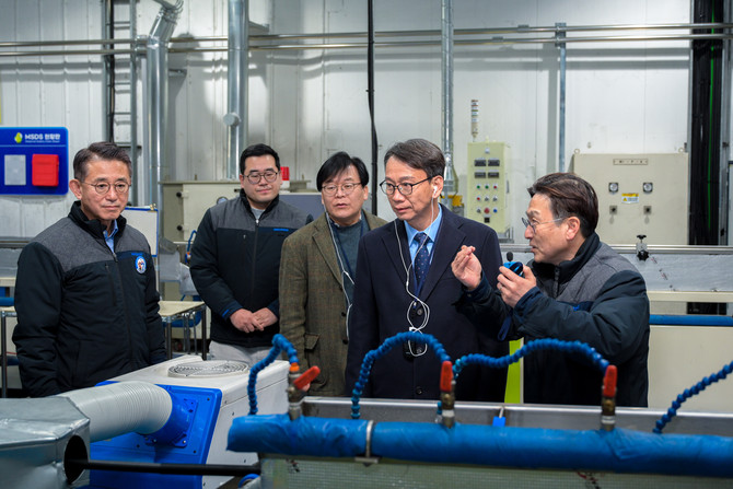 김명주 경제부지사가 도내 자동차 기업을 방문하고 있다. ⓒ 경남도